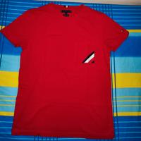 T-shirt Tommy Hilfiger rossa con taschino