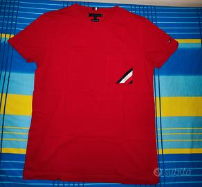 T-shirt Tommy Hilfiger rossa con taschino