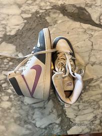 Sneakers Nike alte bianco/blu con Swoosh viola