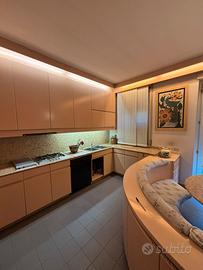 Cucina + elettrodomestici + tavolo