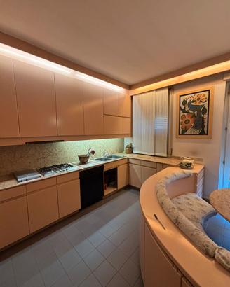 Cucina + elettrodomestici + tavolo