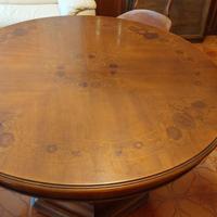 Tavolo Rotondo in Noce con Intarsi Floreali – Stil