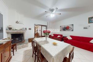 LIZZANELLO: CASA INDIPENDENTE CON AMPIO SCOPERTO