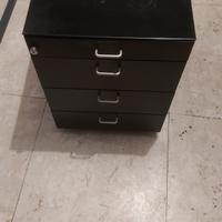 due cassettiere di metallo 