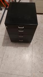 due cassettiere di metallo 