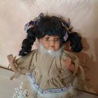 Vecchia bambola Indiana in ceramica con vestiti.