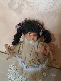 Vecchia bambola Indiana in ceramica con vestiti.