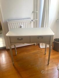 Comò in legno shabby chic