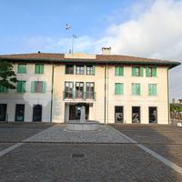 Ultimo negozio vetrinato in posizione centrale