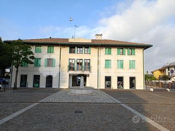 Ultimo negozio vetrinato in posizione centrale