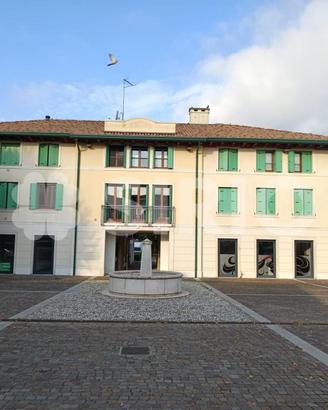 Ultimo negozio vetrinato in posizione centrale