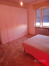 Camera matrimoniale in appartamento a Montecchio