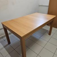 Tavolo in legno con quattro sedie abbinate