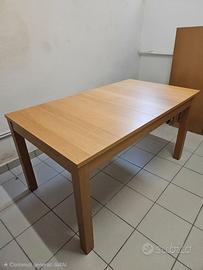 Tavolo in legno con quattro sedie abbinate