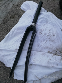 Forcella in carbonio e bici vintage e da corsa