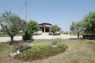 Villa di 377 m² con 4 locali e box auto doppio a C