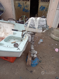 Barca a motore con pilotina in mezzo motore jonson