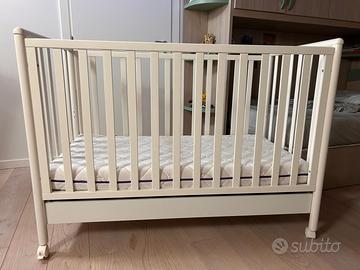 Lettino in legno con materasso per bambini