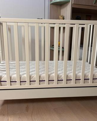 Lettino in legno con materasso per bambini