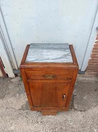 Comodino antico con base di marmo 