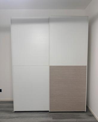 Armadio di falegnameria con ante scorrevoli
