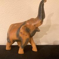 Scultura di elefante in legno intagliato