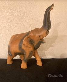 Scultura di elefante in legno intagliato