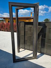 porta in ferro battuto con telaio 