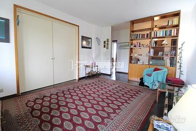 Appartamento con tre camere da letto e due bagni.