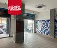 locale-commerciale-due-vetrine-fronte-strada