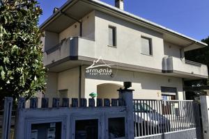 Bifamiliare con 2 appartamenti zona Villa Pozzoni