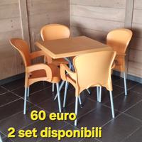 Sedie e tavoli in resina