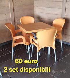 Sedie e tavoli in resina