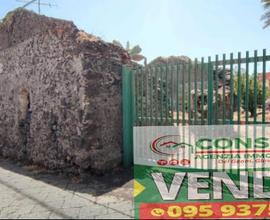 Terreno edificabile con casa da ristrutturare a Gu
