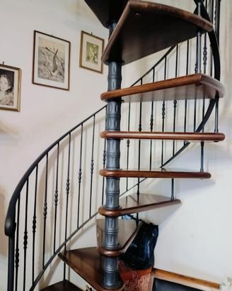 scala a chiocciola legno e ferro battuto 
