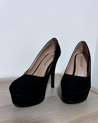 Décolleté con plateau nere scamosciate