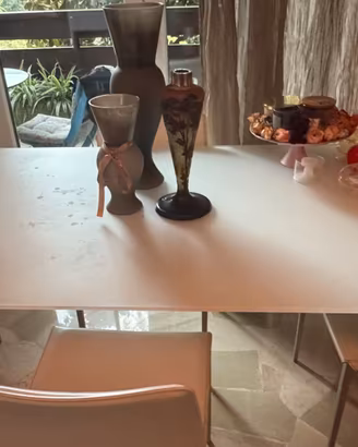 Elegante tavolo da pranzo di design in vetro