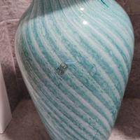 Vaso in vetro eseguito a mano da maestri vetrai.