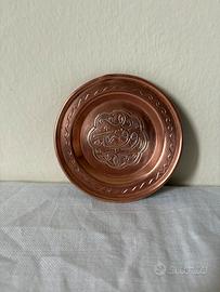 Piccolo piatto decorativo in rame vintage