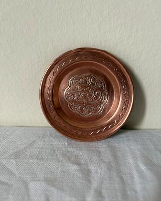 Piccolo piatto decorativo in rame vintage