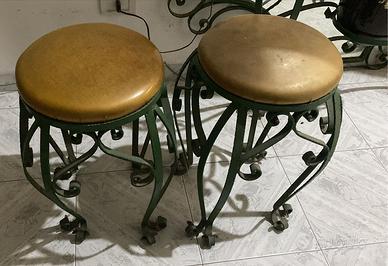 coppia di sgabelli in ferro battuto 