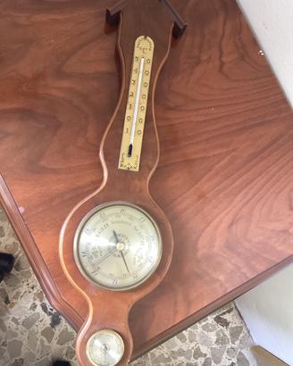Strumento meteo vintage in legno stile antico