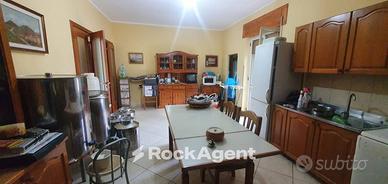 PROPRIETA' CON 2 APPARTAMENTI E GIARDINO DI 6000 M