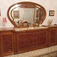 Pezzo basso d’arredamento con specchio