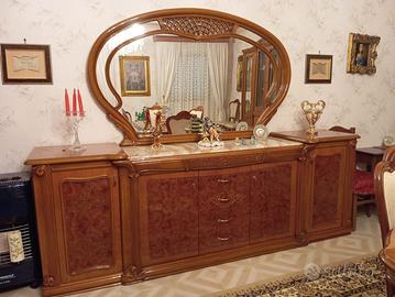 Pezzo basso d’arredamento con specchio