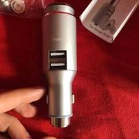 Auricolare bluetooth con base ricarica in auto