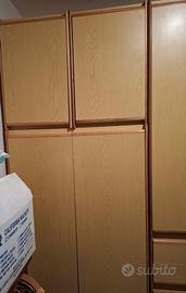 Mobile guardaroba in legno chiaro