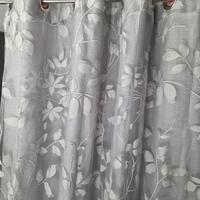 Tende grigio brillante con doppio velo decorato