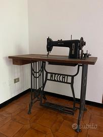 Macchina da cucire Necchi vintage