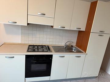 Cucina completa con elettrodomestici